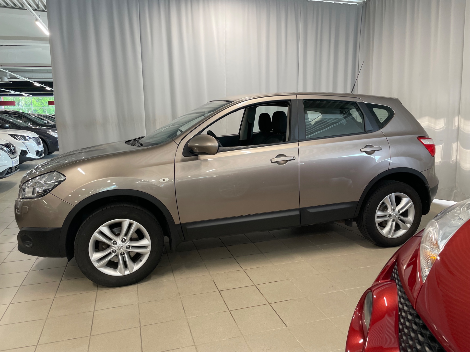 NISSAN QASHQAI 1,6L Stop / Start System Acenta 2WD 5M/T Connect MY11