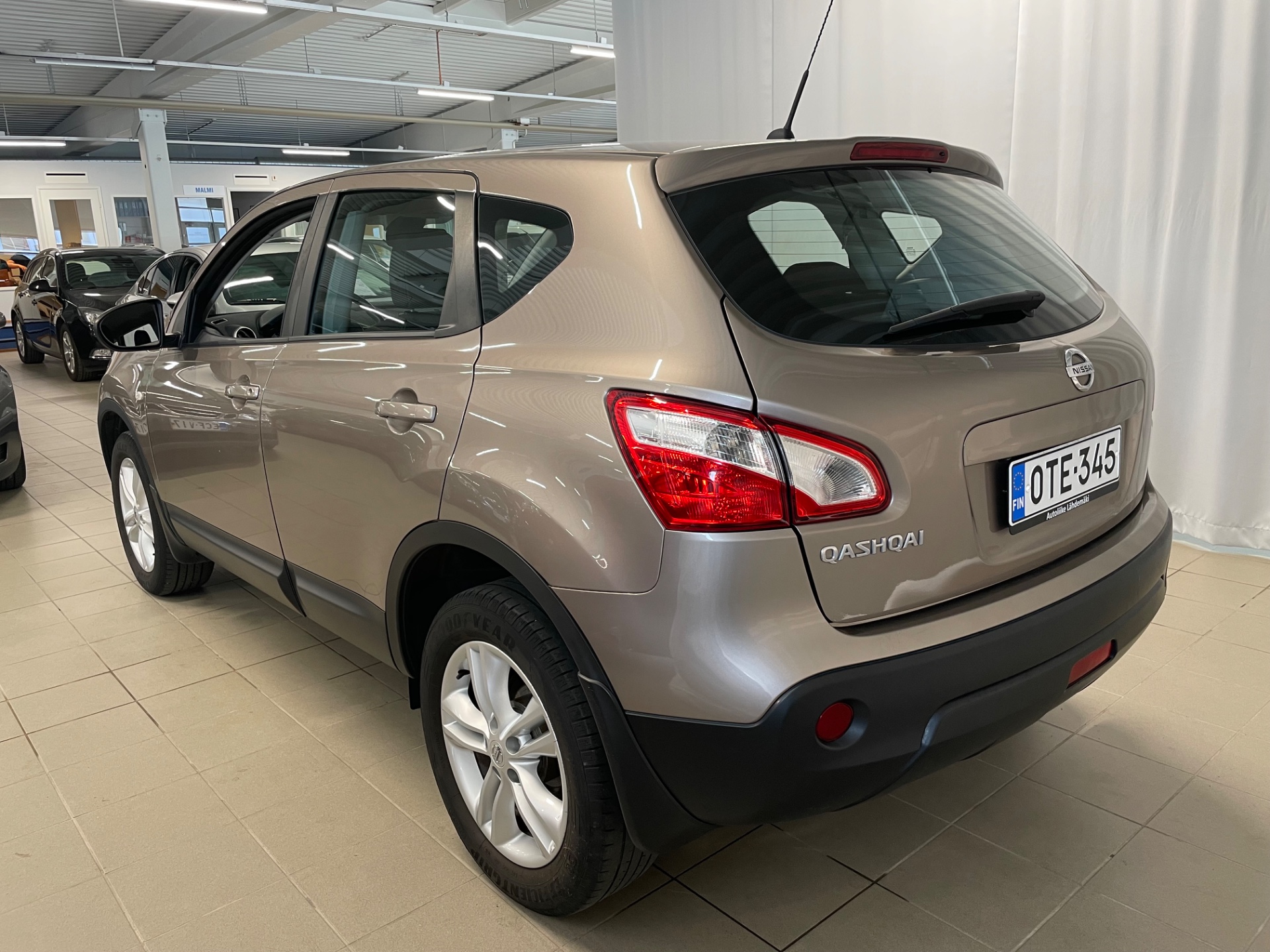 NISSAN QASHQAI 1,6L Stop / Start System Acenta 2WD 5M/T Connect MY11