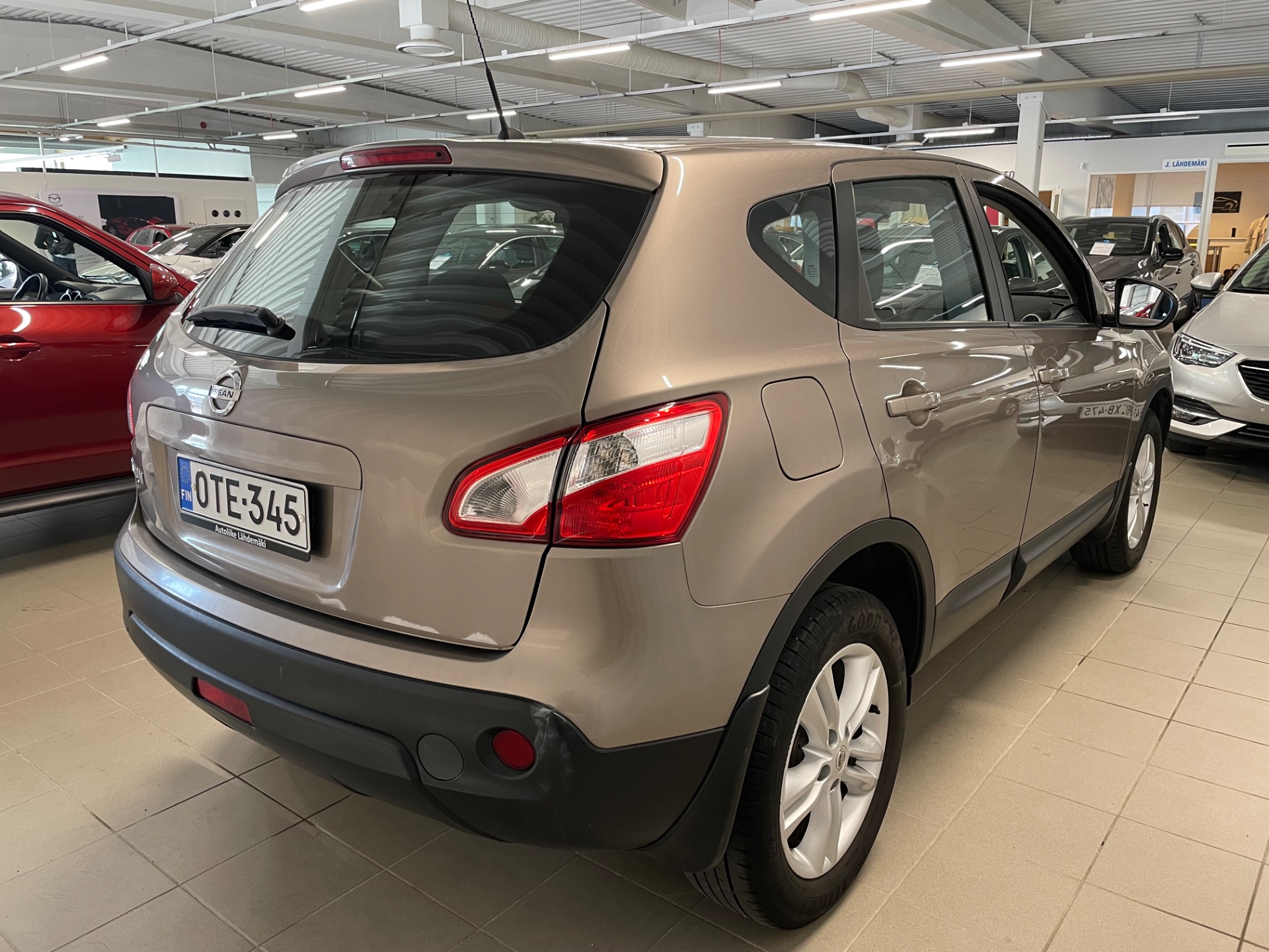 NISSAN QASHQAI 1,6L Stop / Start System Acenta 2WD 5M/T Connect MY11
