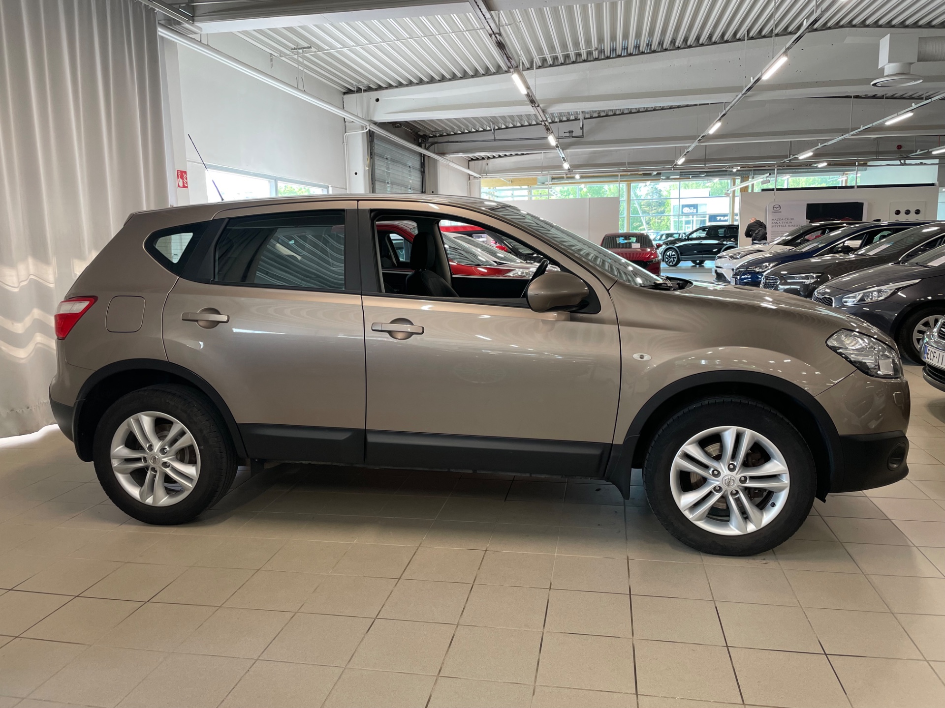NISSAN QASHQAI 1,6L Stop / Start System Acenta 2WD 5M/T Connect MY11