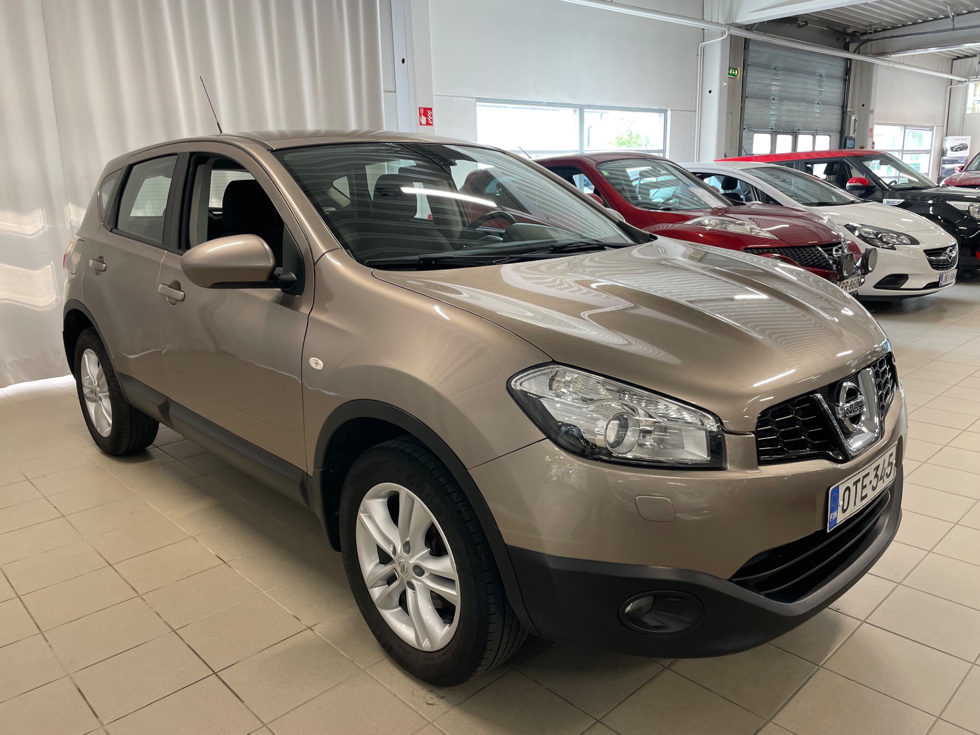 NISSAN QASHQAI 1,6L Stop / Start System Acenta 2WD 5M/T Connect MY11