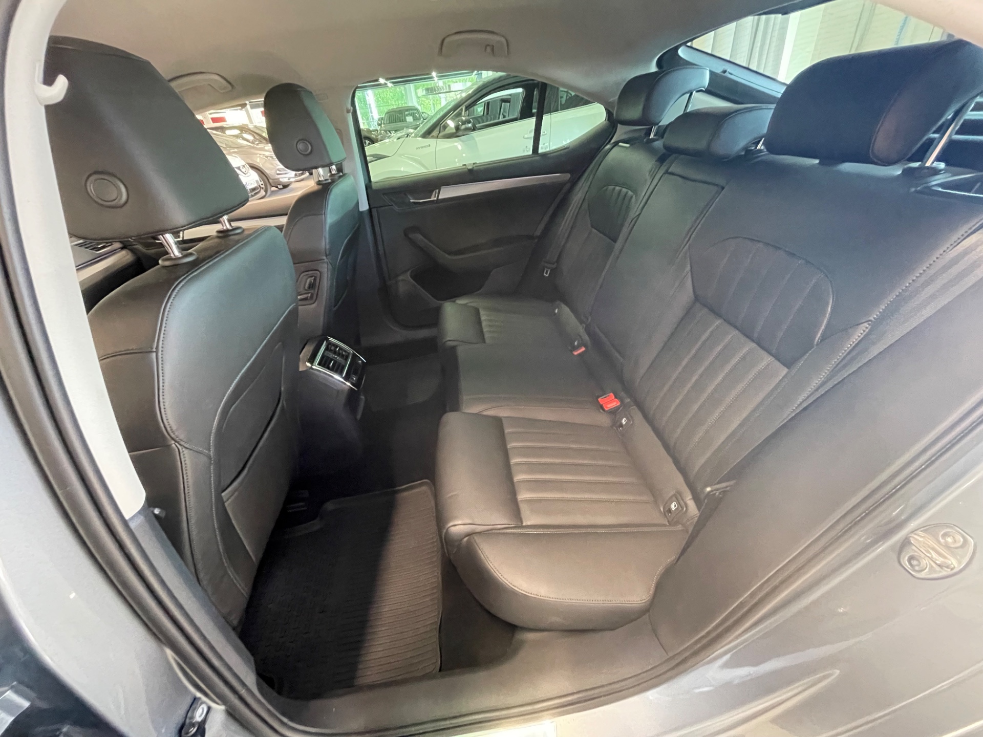 SKODA Superb 2,0 TDI 150 Style BusinessLine DSG Autom. / Mukautuva vakionopeudensäädin / Lämmitin kaukosäädöllä