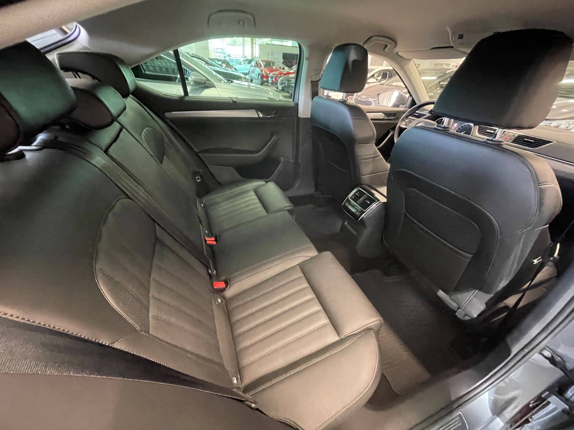 SKODA Superb 2,0 TDI 150 Style BusinessLine DSG Autom. / Mukautuva vakionopeudensäädin / Lämmitin kaukosäädöllä