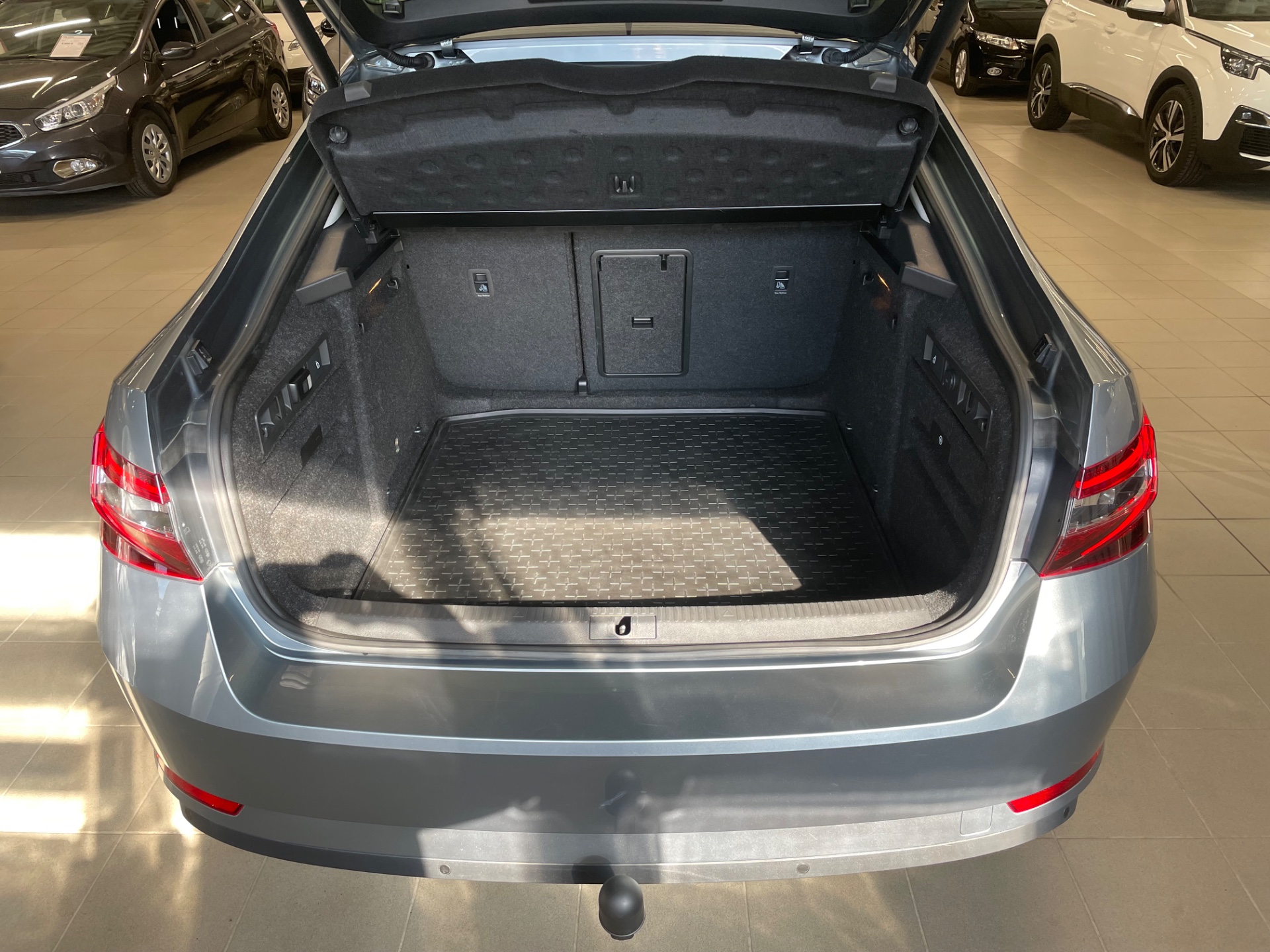 SKODA Superb 2,0 TDI 150 Style BusinessLine DSG Autom. / Mukautuva vakionopeudensäädin / Lämmitin kaukosäädöllä