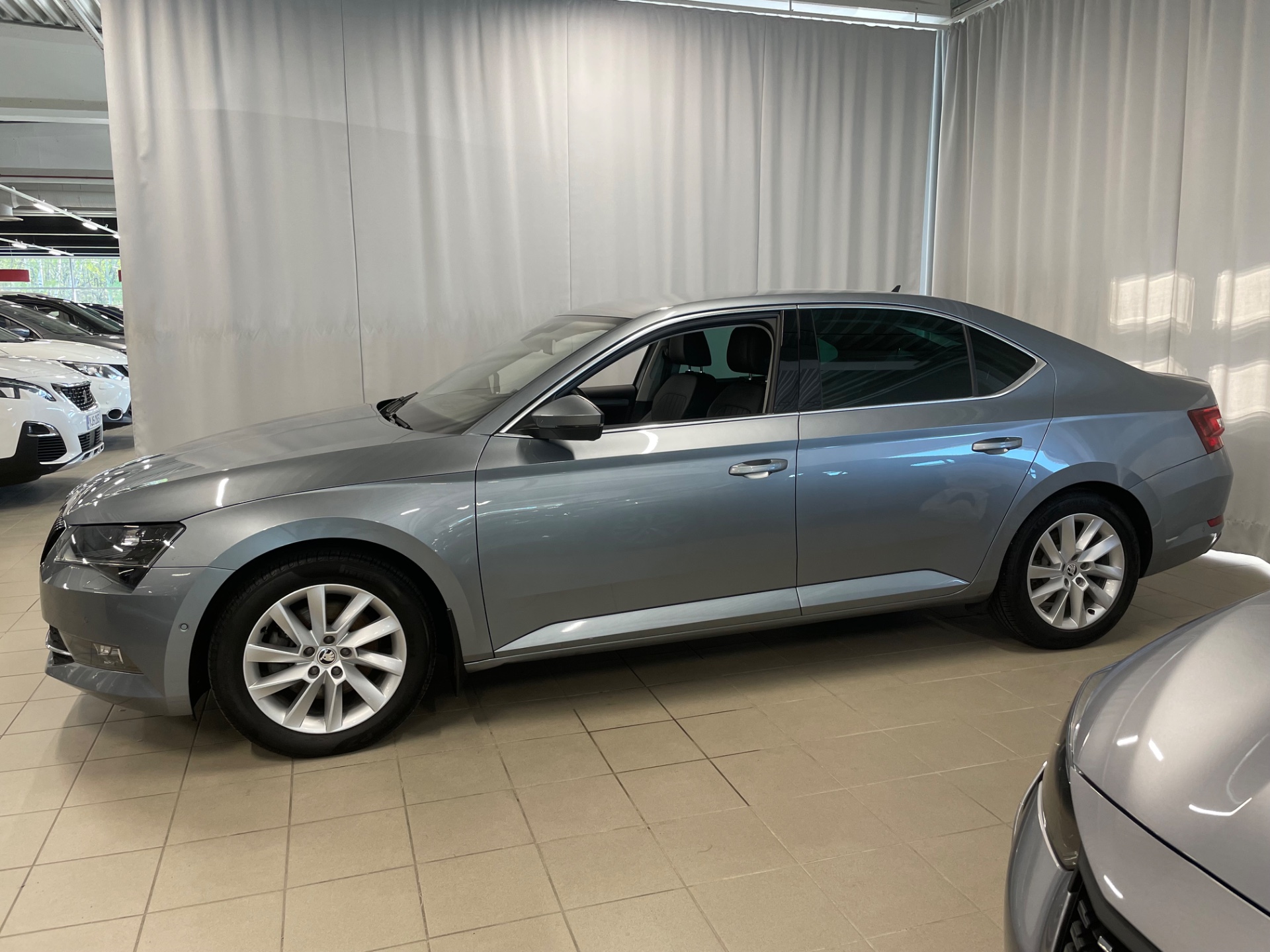 SKODA Superb 2,0 TDI 150 Style BusinessLine DSG Autom. / Mukautuva vakionopeudensäädin / Lämmitin kaukosäädöllä