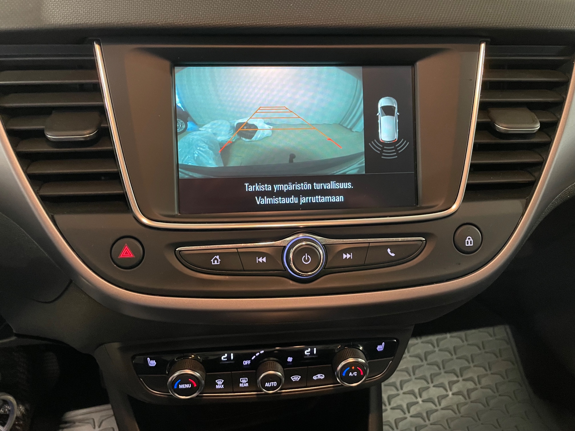 OPEL Crossland Comfort 130 Turbo A / Vetokoukku /Lämmitettävä tuulilasi ja ratti
