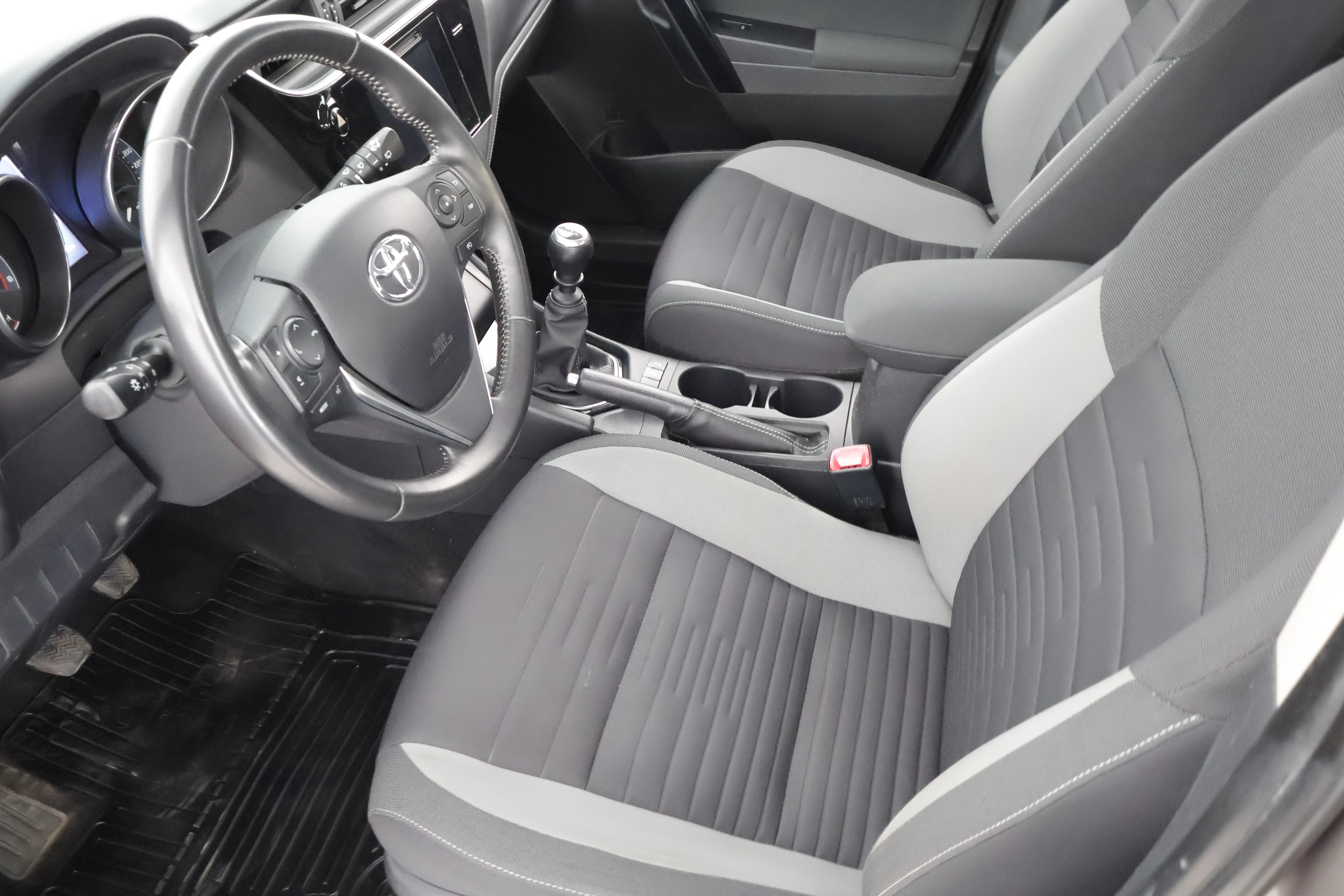 TOYOTA AURIS 2015