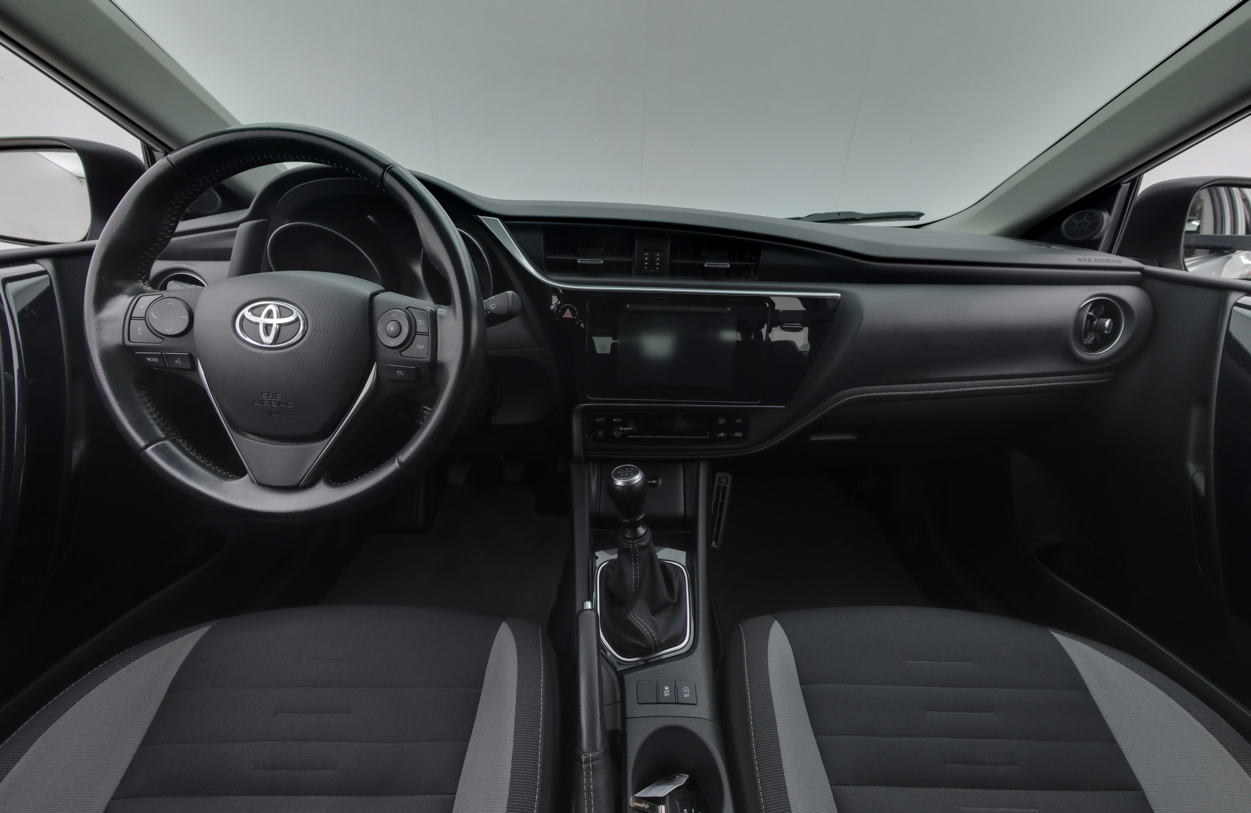 TOYOTA AURIS 2016