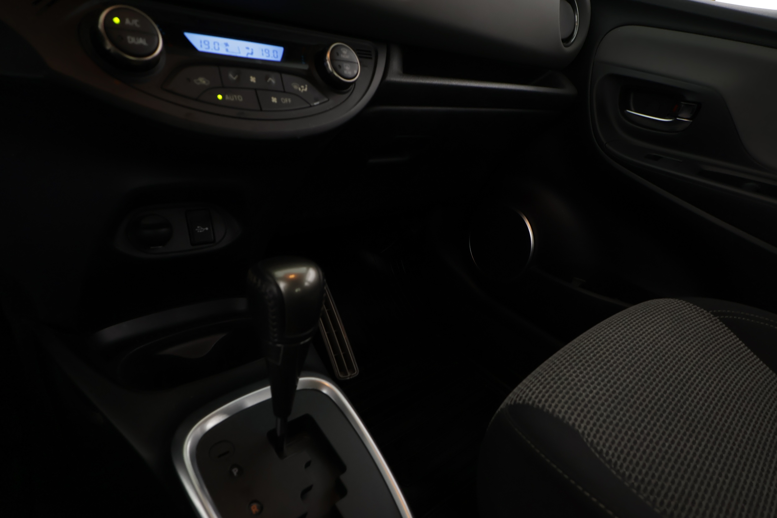 TOYOTA YARIS 2016