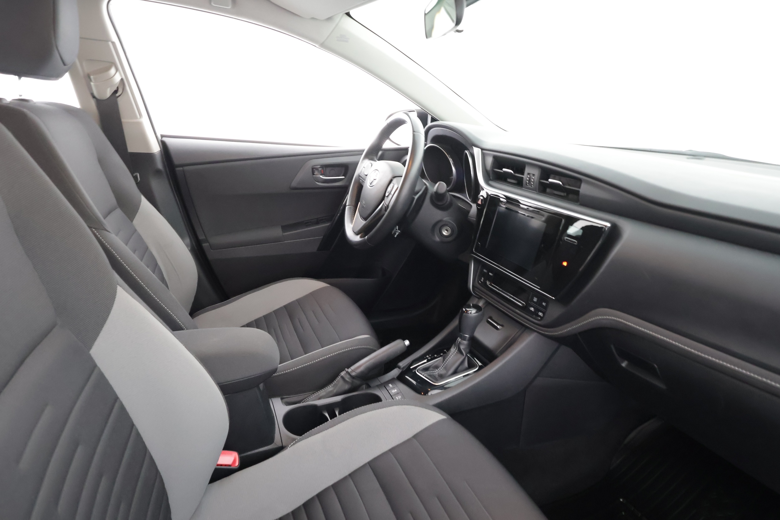 TOYOTA AURIS 2016