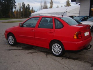 VOLKSWAGEN Polo 4