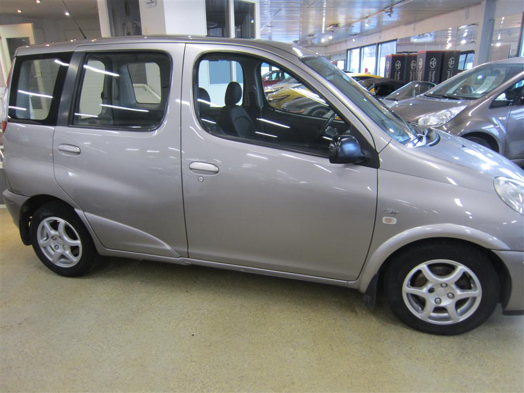 Toyota Yaris Verso 2003