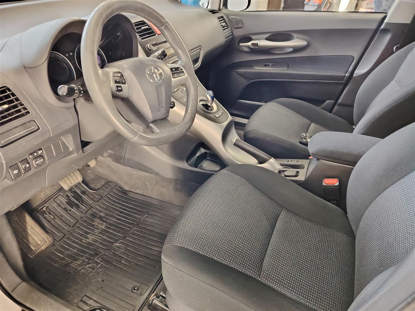 TOYOTA AURIS 2011