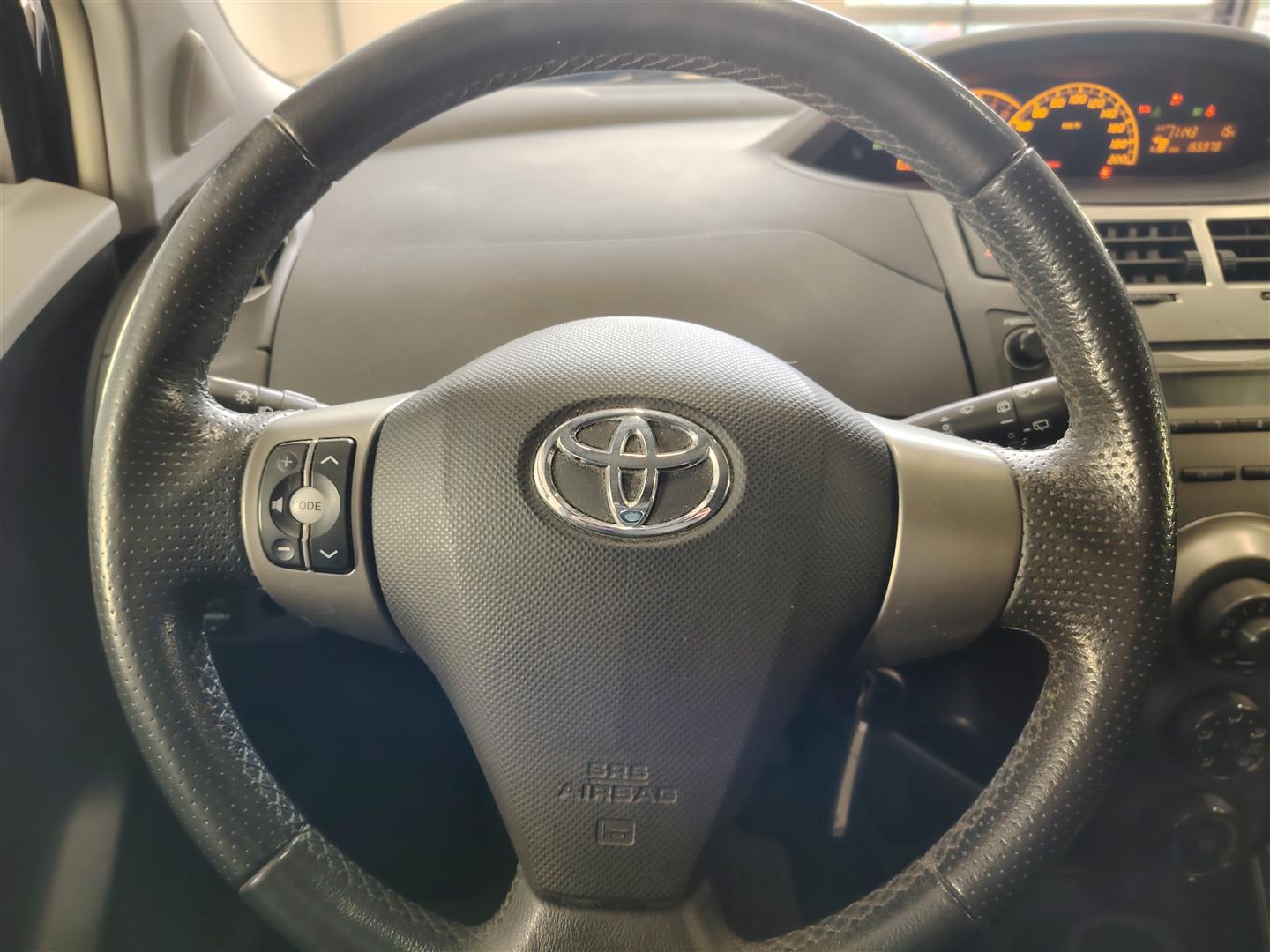TOYOTA YARIS 2010