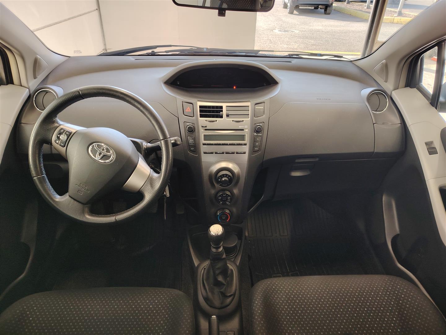 TOYOTA YARIS 2011