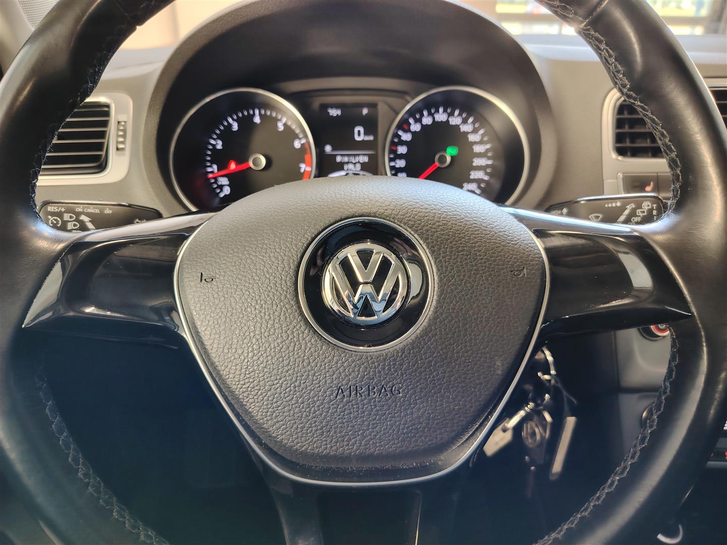 VOLKSWAGEN POLO 2016