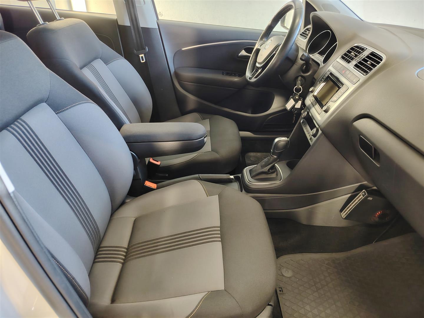 VOLKSWAGEN POLO 2016