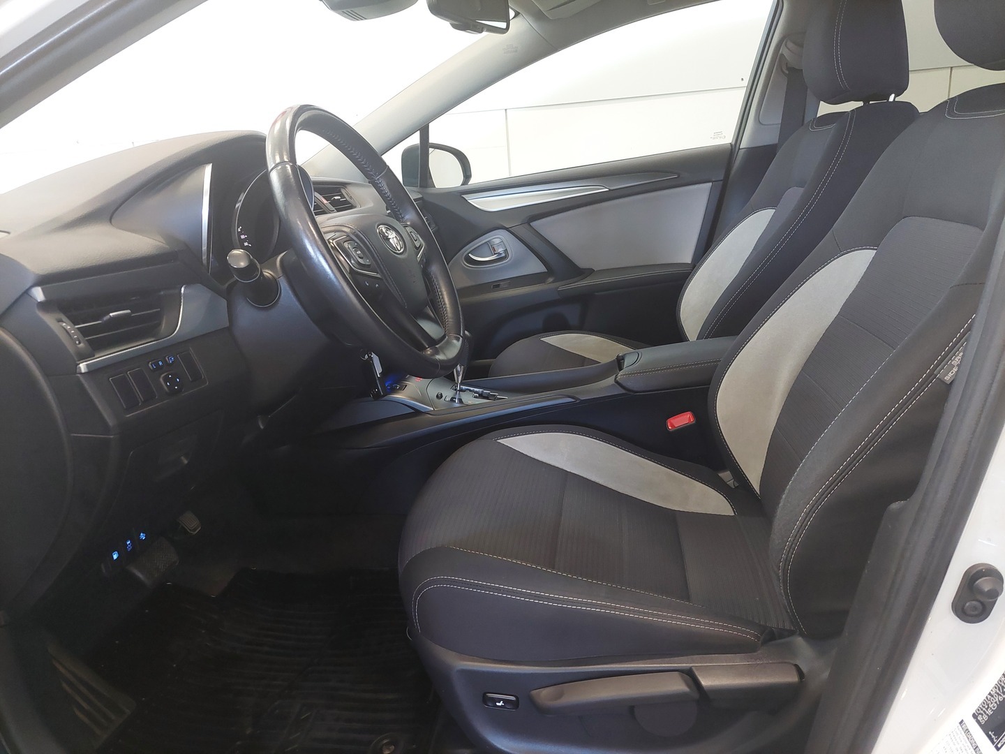 TOYOTA AVENSIS 8