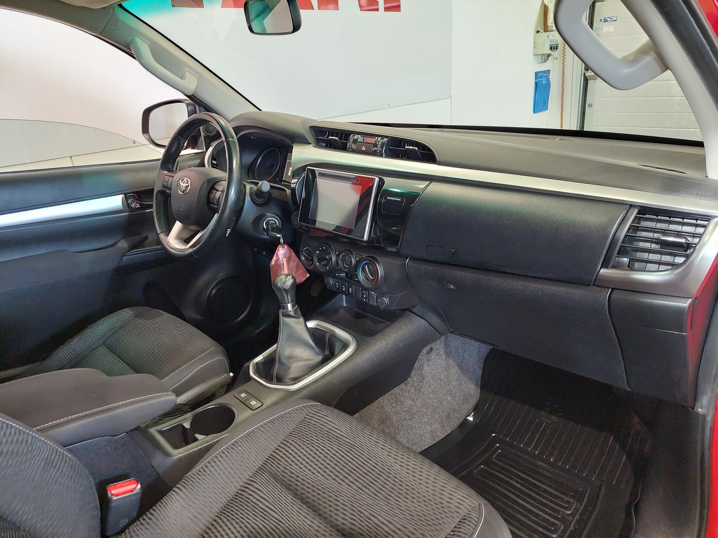 TOYOTA HILUX 8