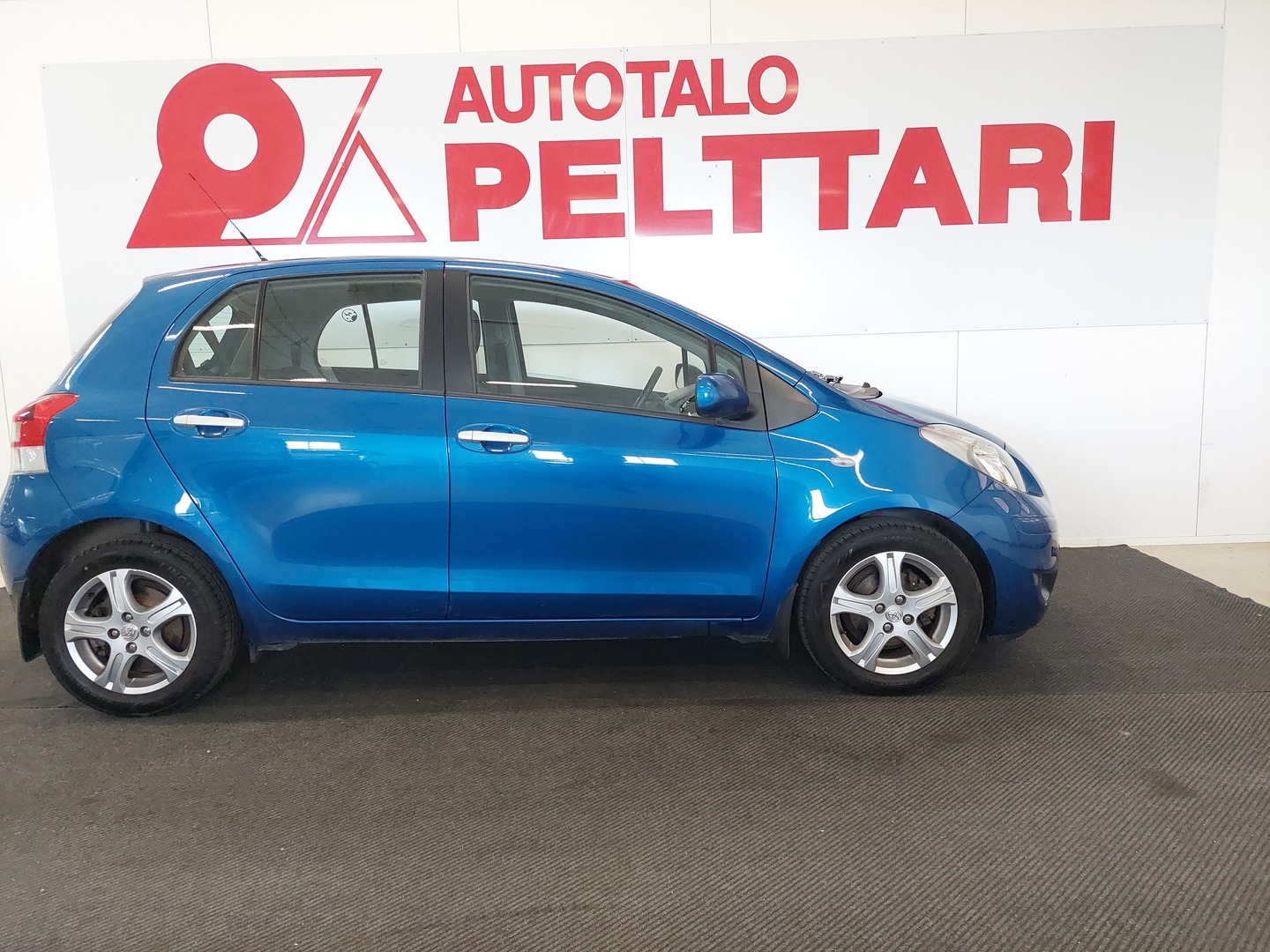TOYOTA Yaris 8