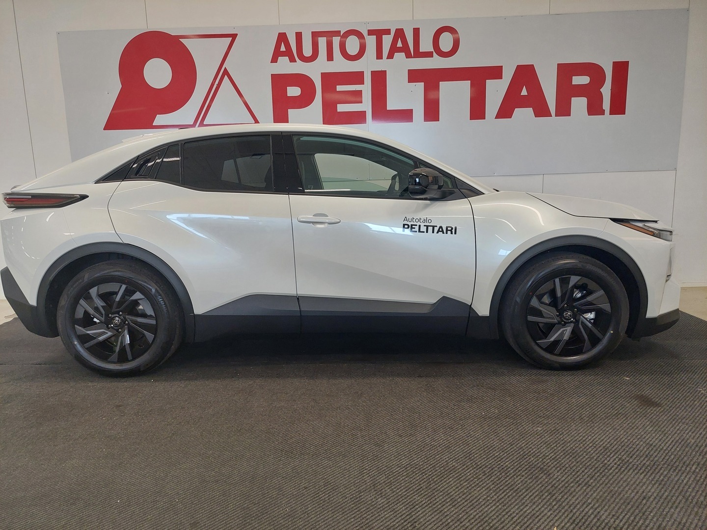 TOYOTA C-HR+ 10