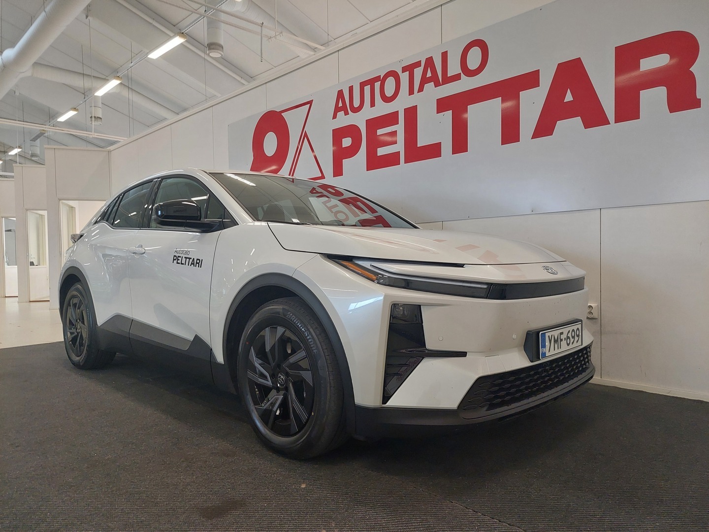 TOYOTA C-HR+ 11