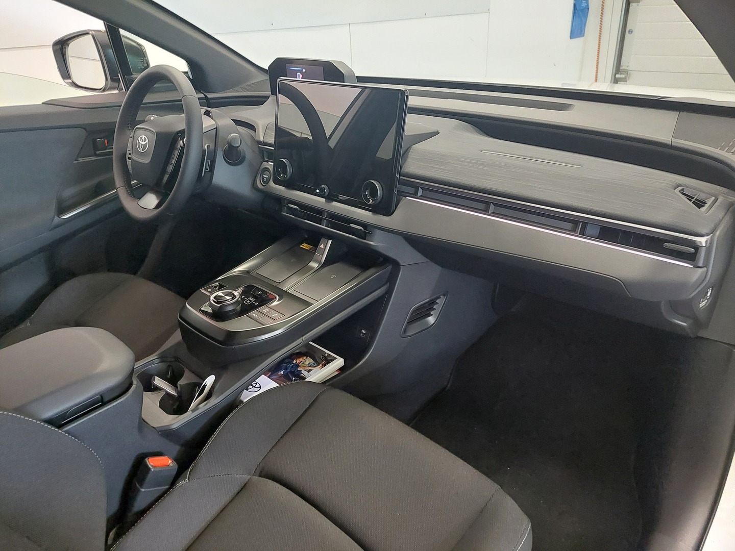 TOYOTA C-HR+ 12