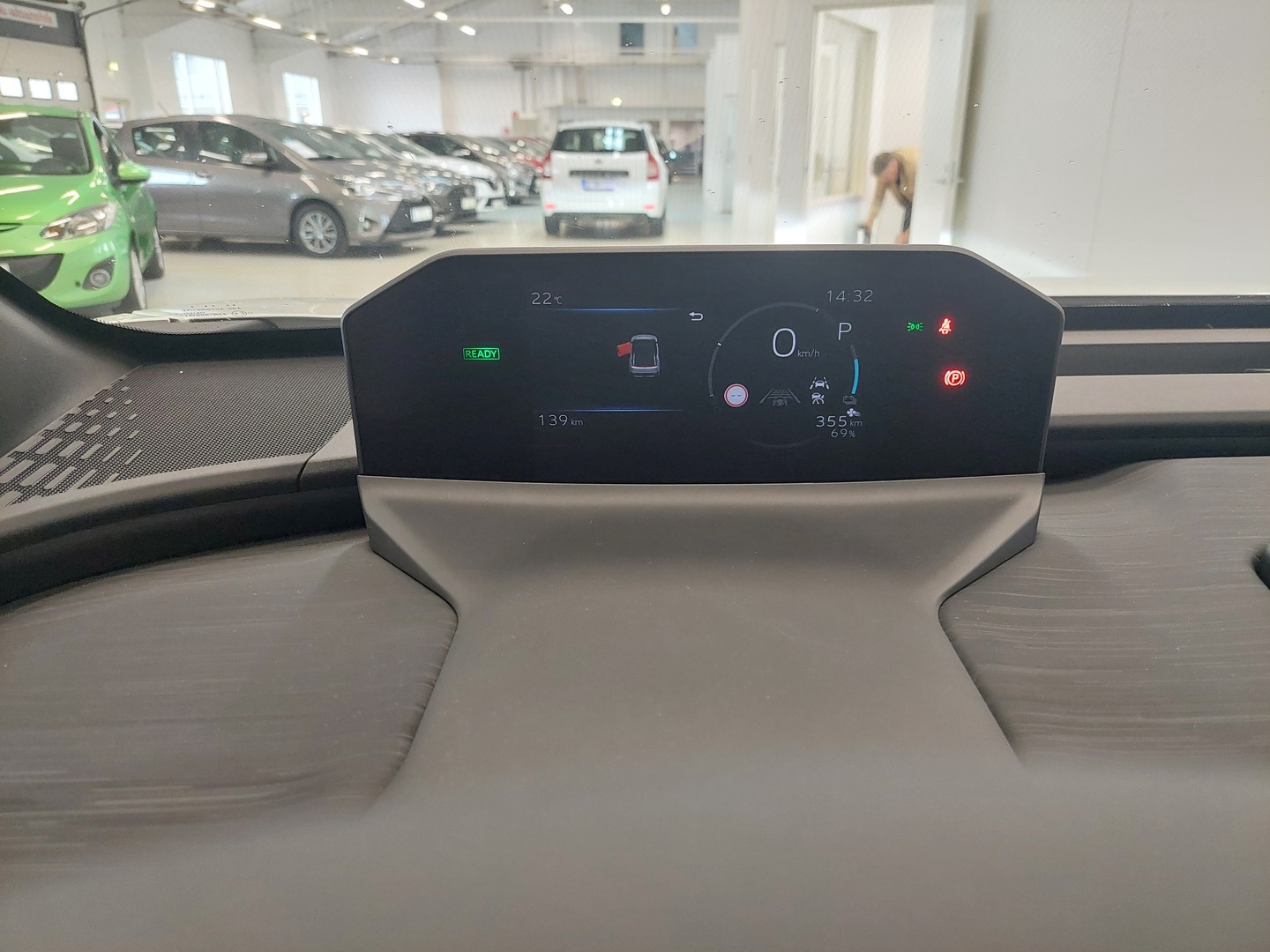 TOYOTA C-HR+ 17