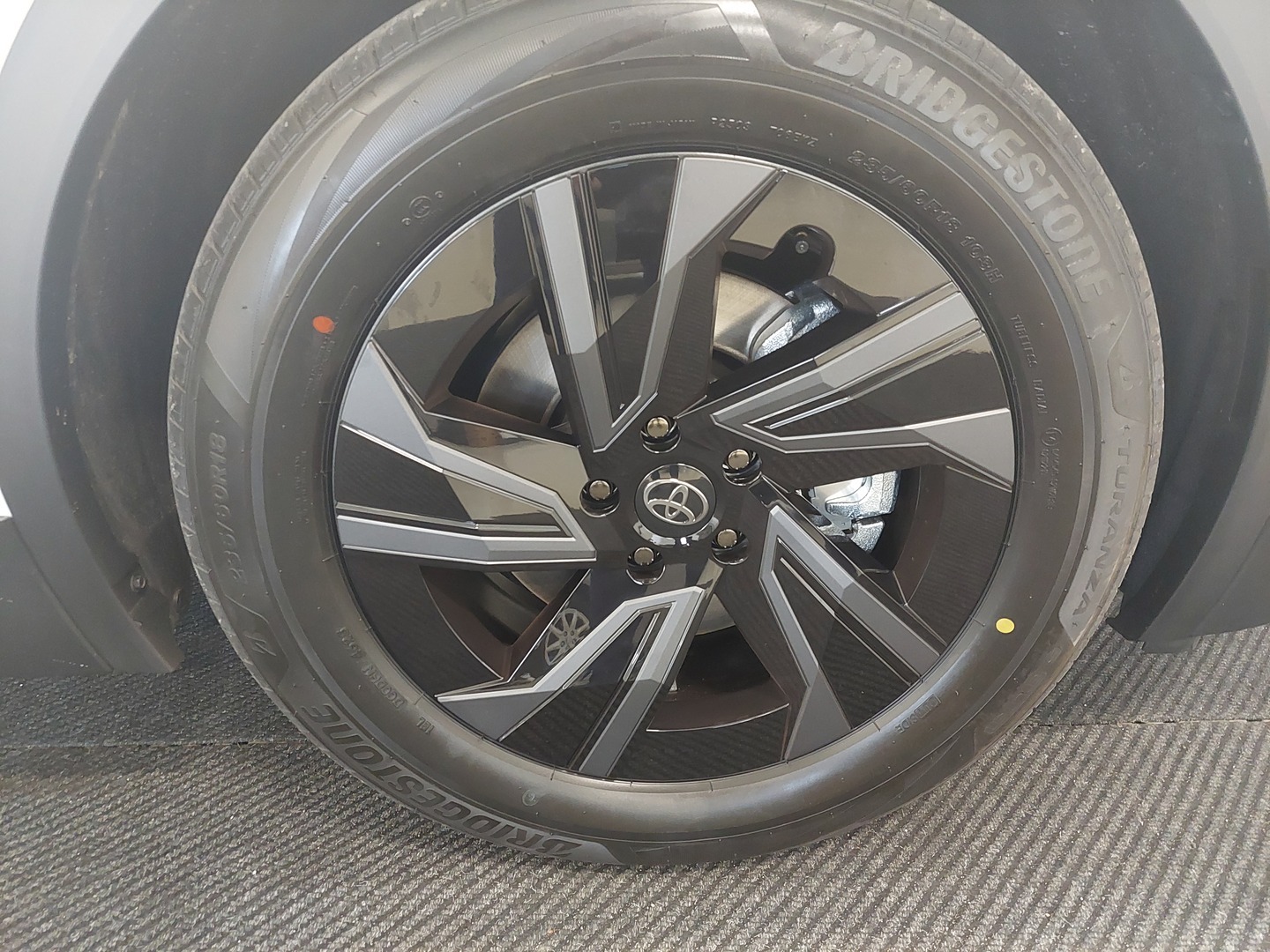 TOYOTA C-HR+ 23