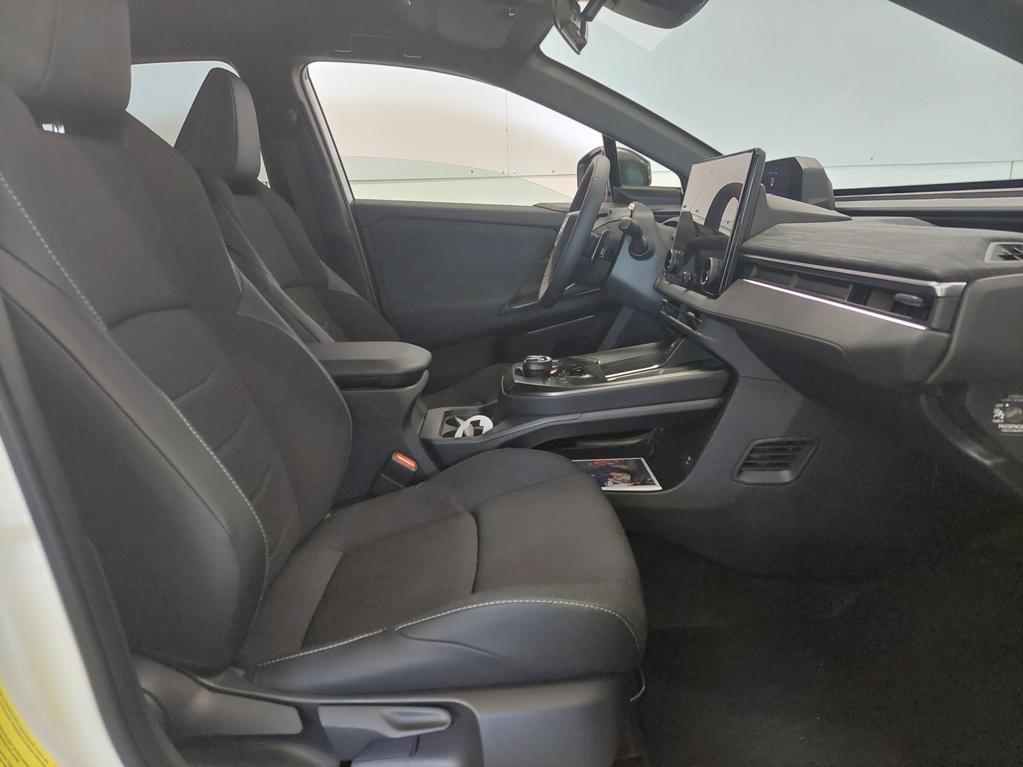 TOYOTA C-HR+ 3