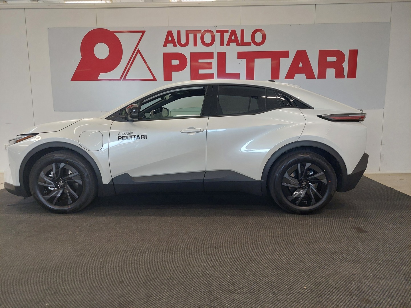 TOYOTA C-HR+ 4