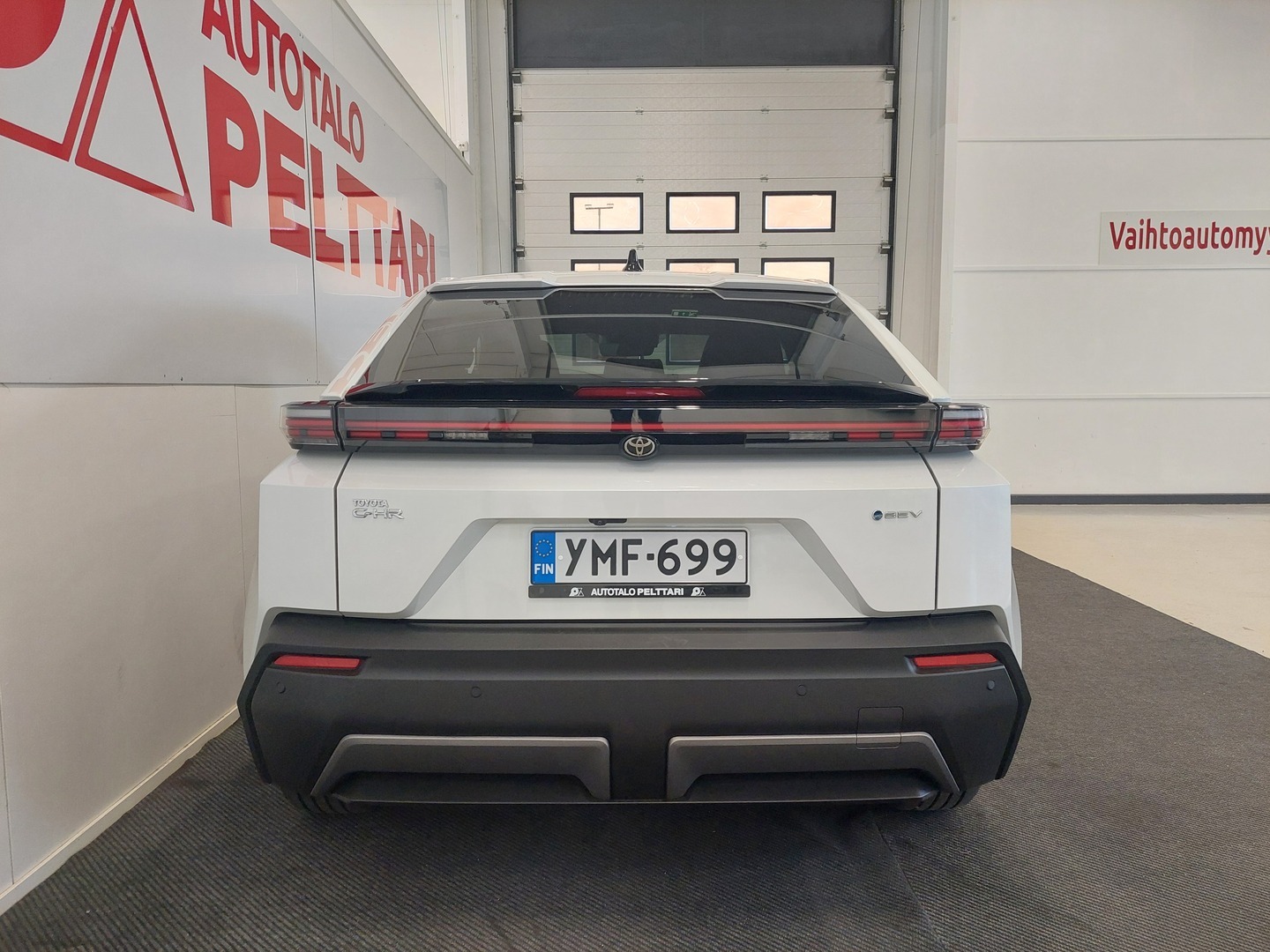 TOYOTA C-HR+ 6