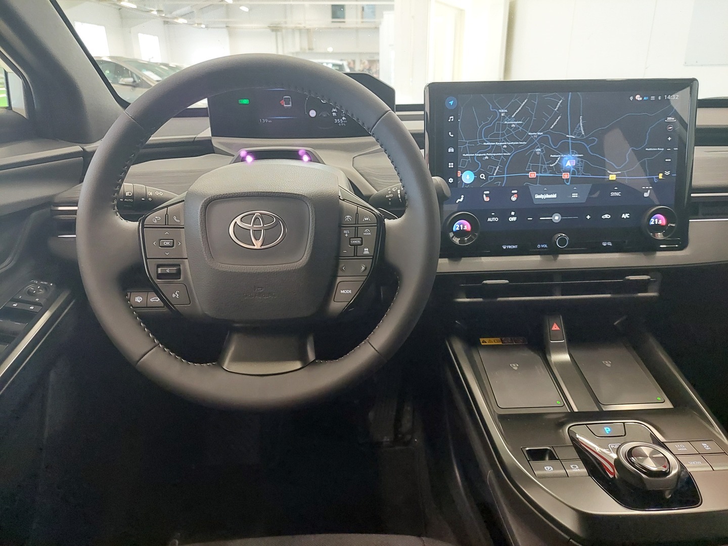 TOYOTA C-HR+ 8