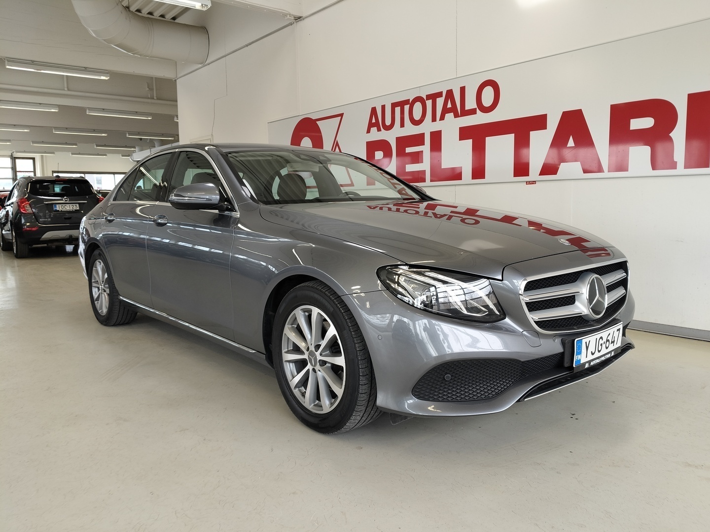 MERCEDES-BENZ E 8