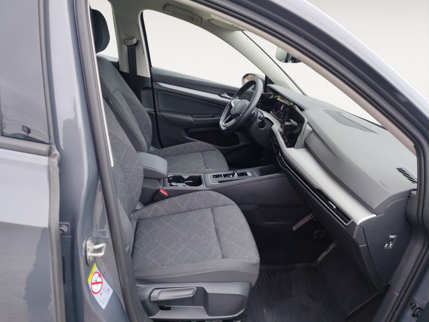 VOLKSWAGEN Golf 2023