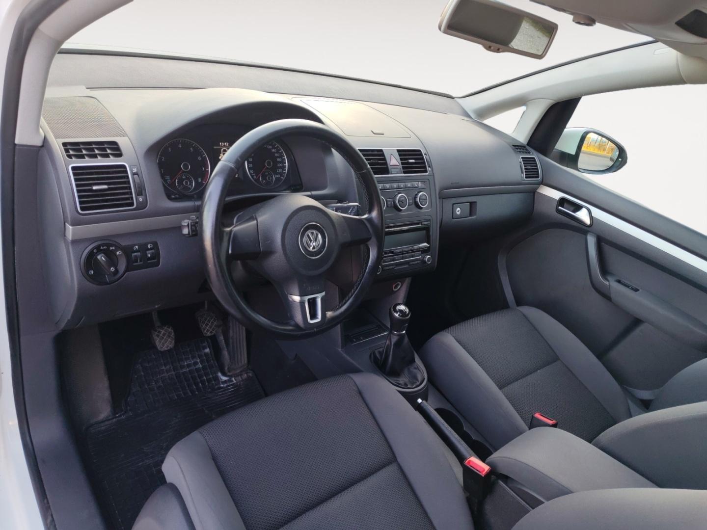 VOLKSWAGEN Touran 2014