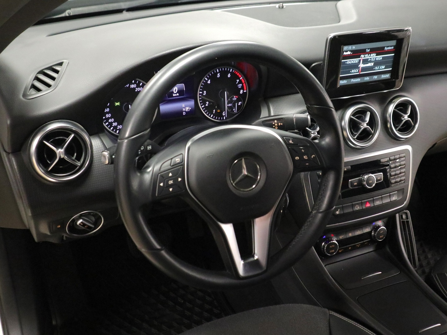 MERCEDES-BENZ A 2014