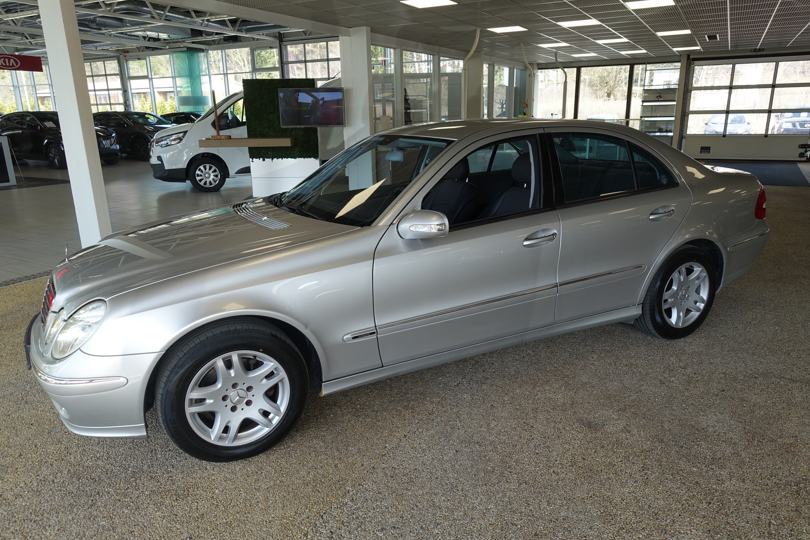 MERCEDES-BENZ E 2005
