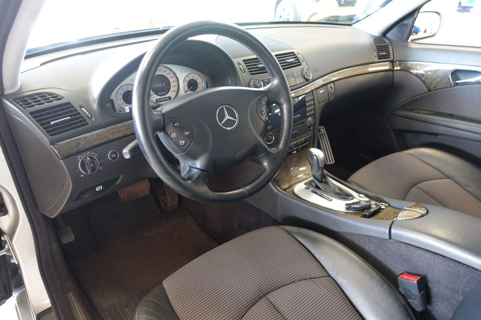 MERCEDES-BENZ E 2005