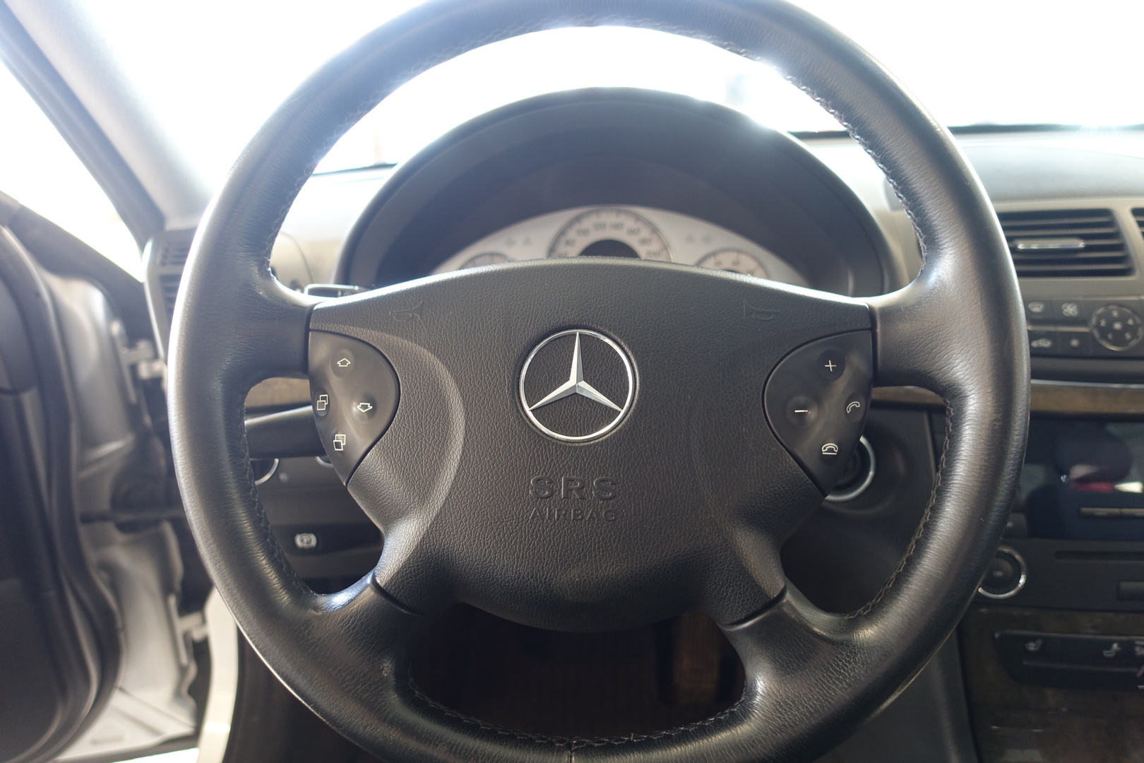 MERCEDES-BENZ E 2005
