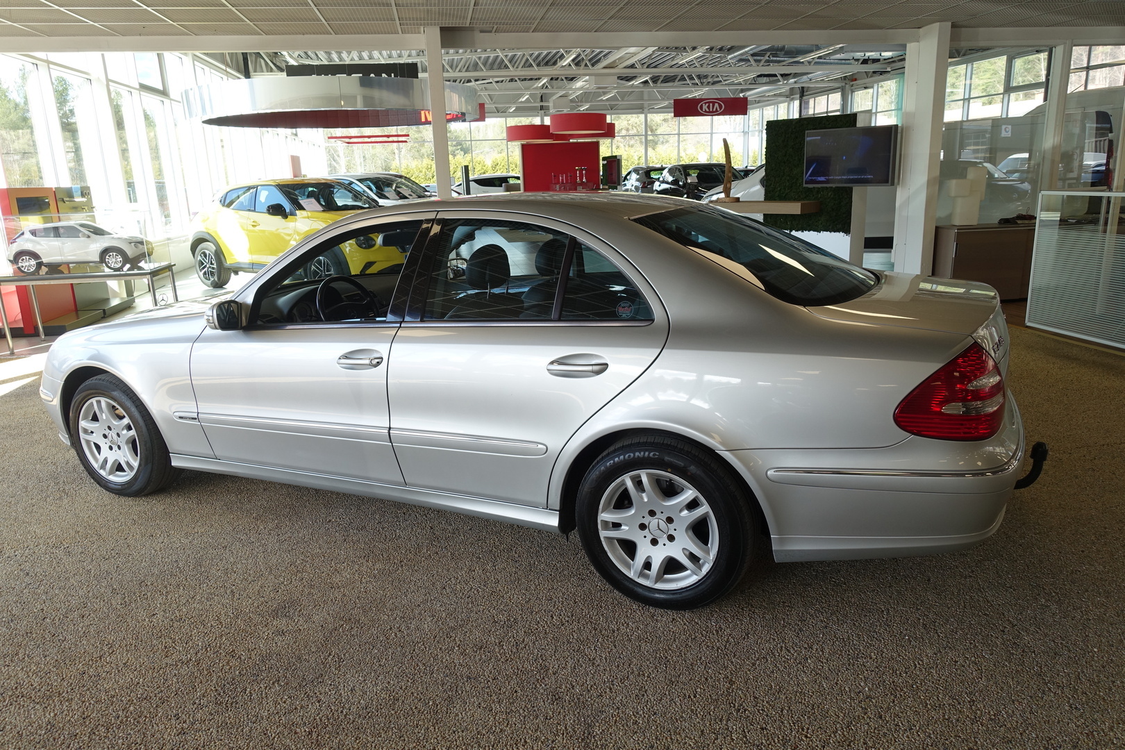 MERCEDES-BENZ E 2005