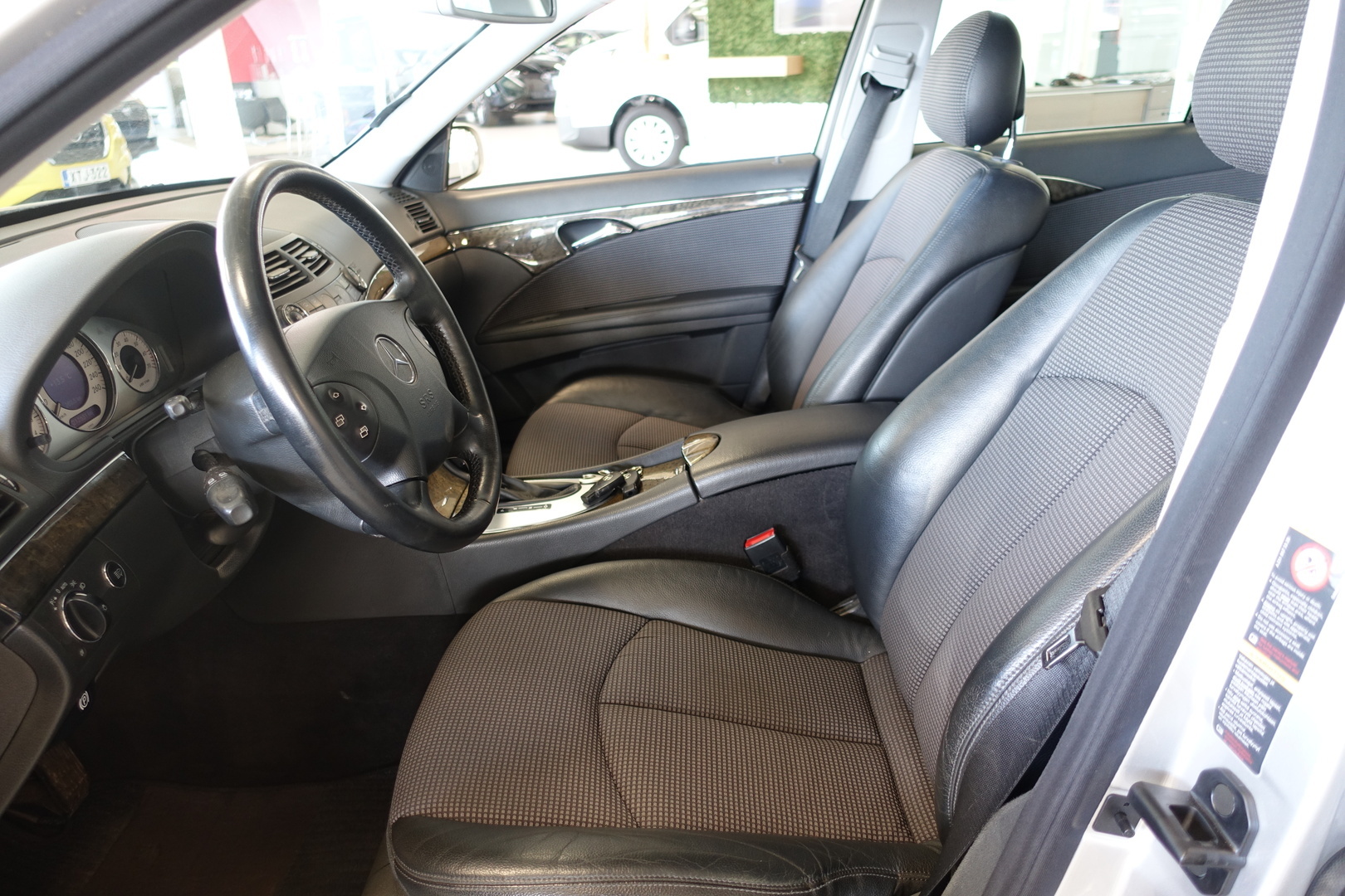 MERCEDES-BENZ E 2005