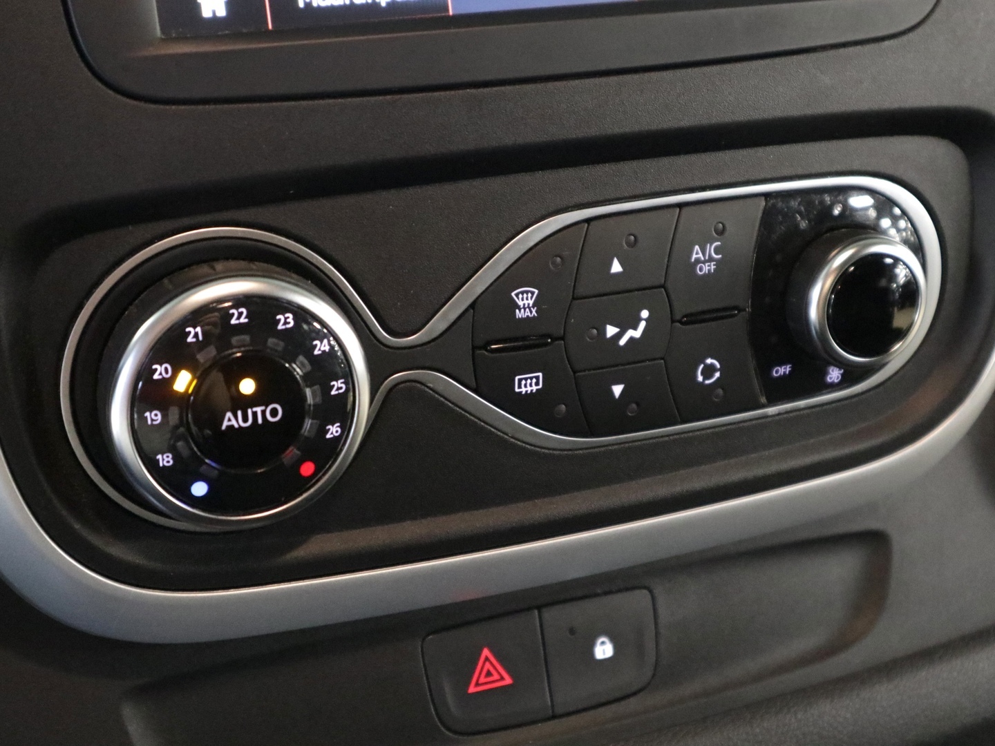 NISSAN NV300 2021