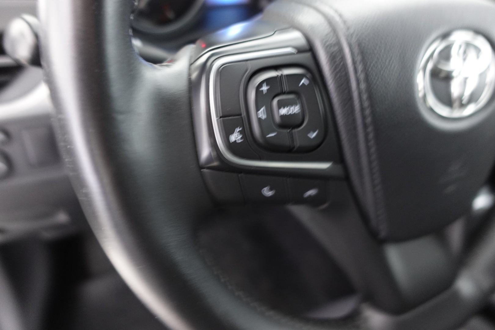 TOYOTA Avensis 2016