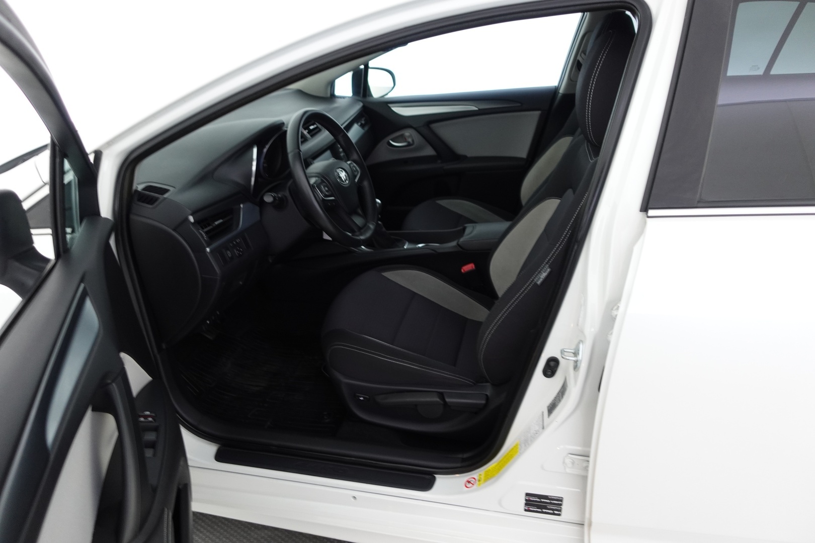 TOYOTA Avensis 2016