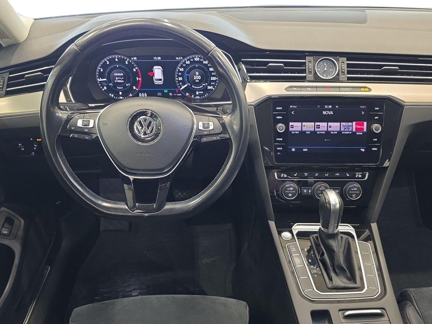 VOLKSWAGEN Passat 16