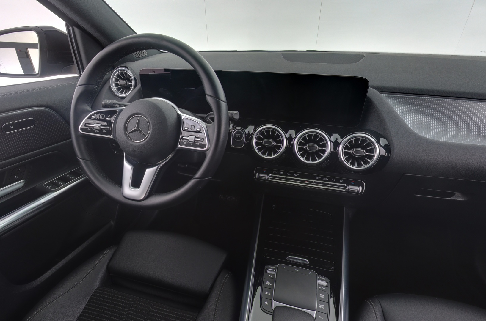 MERCEDES-BENZ EQA 2022