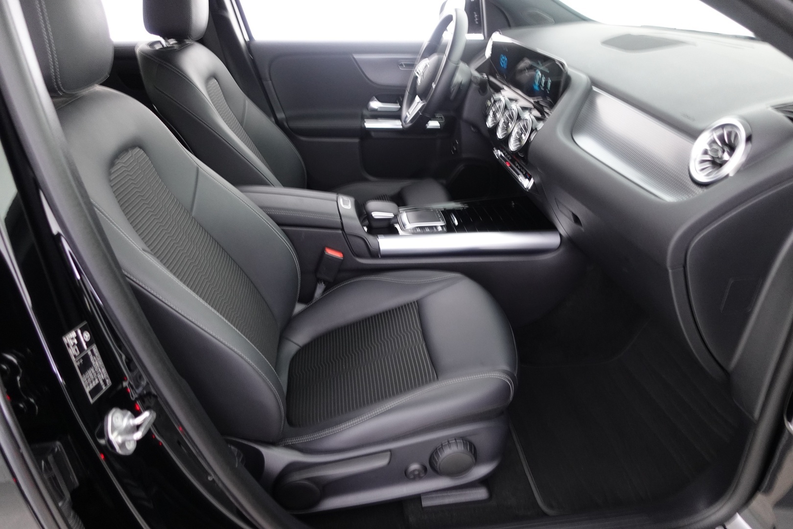 MERCEDES-BENZ EQA 2022