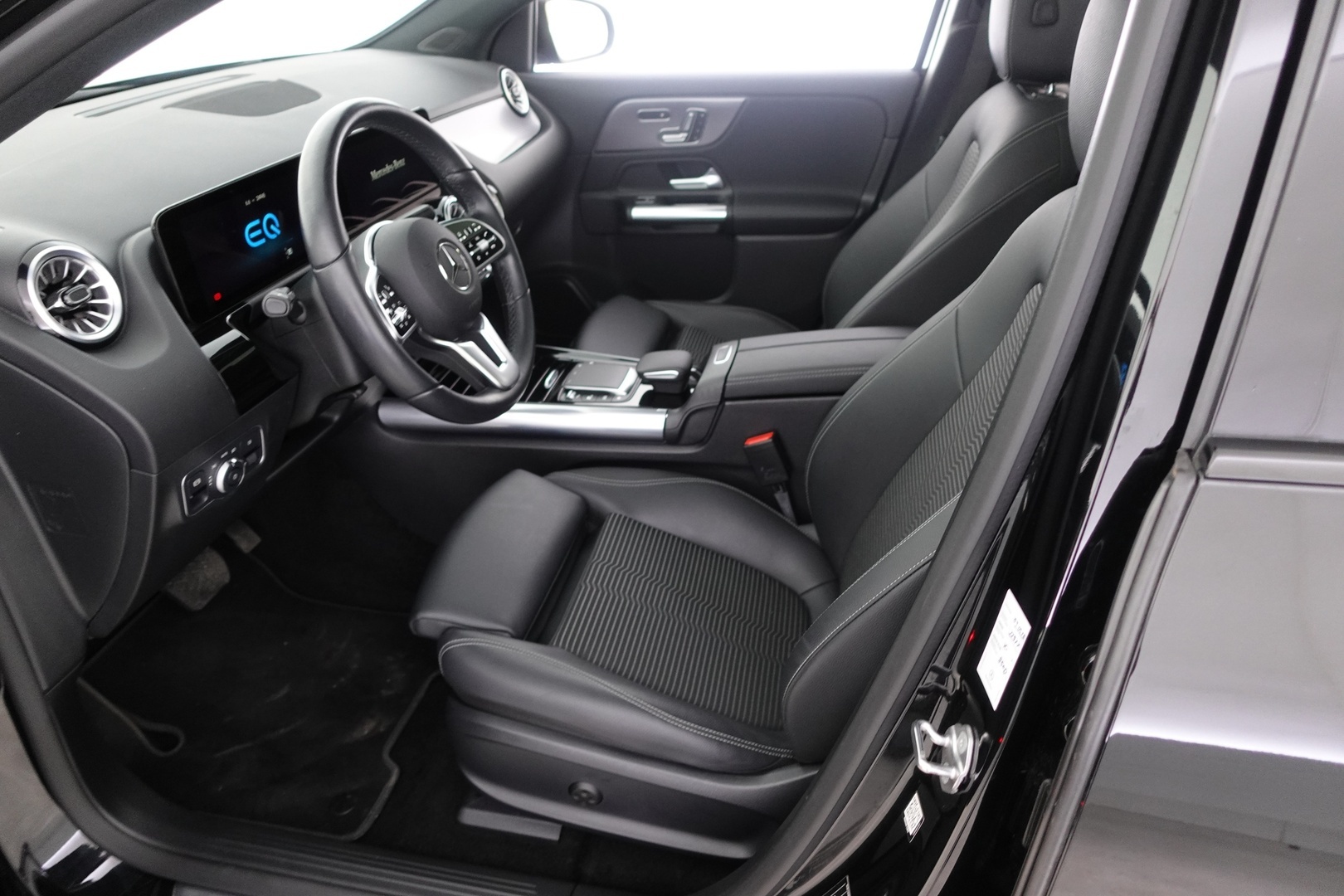 MERCEDES-BENZ EQA 2022