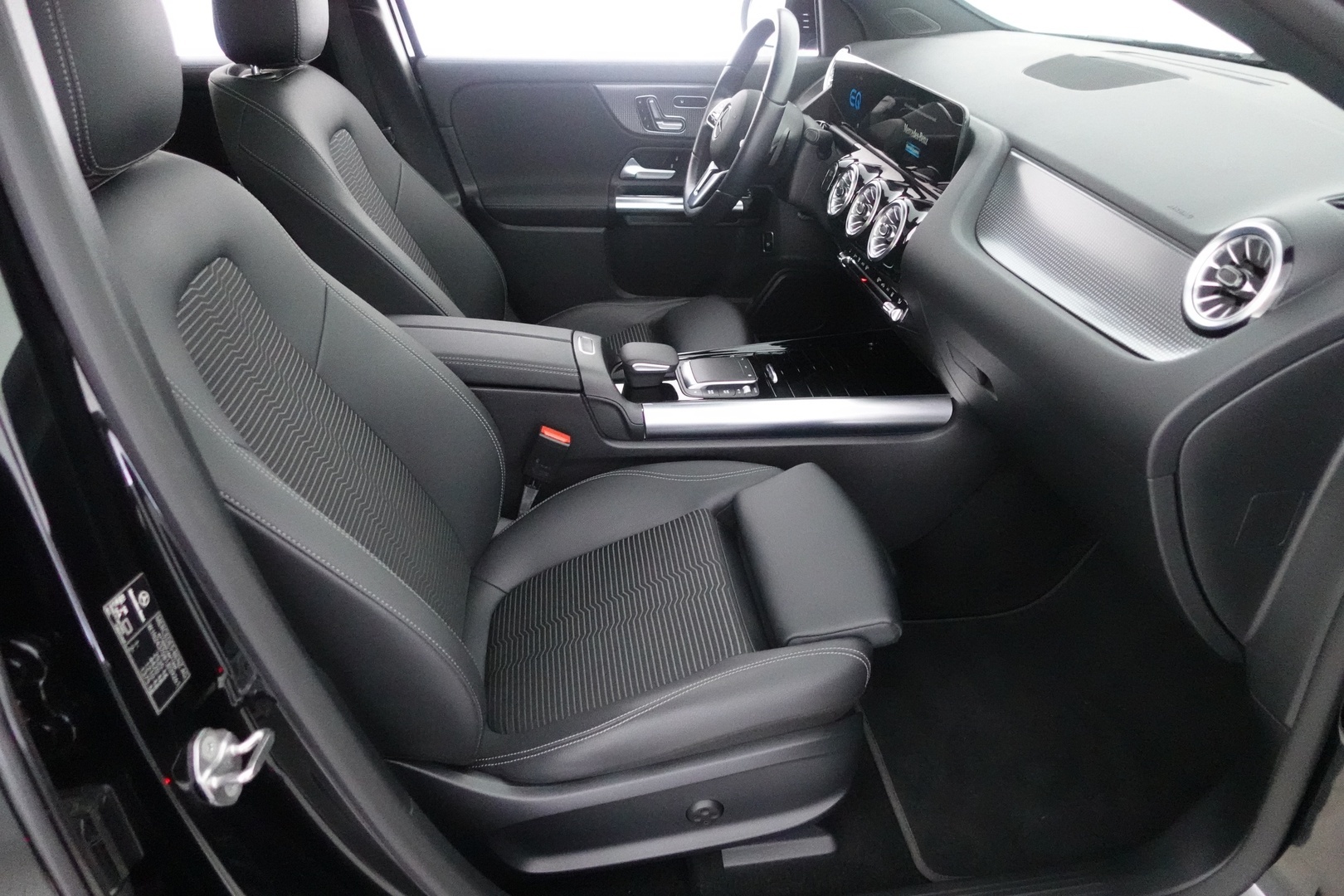 MERCEDES-BENZ EQA 2022